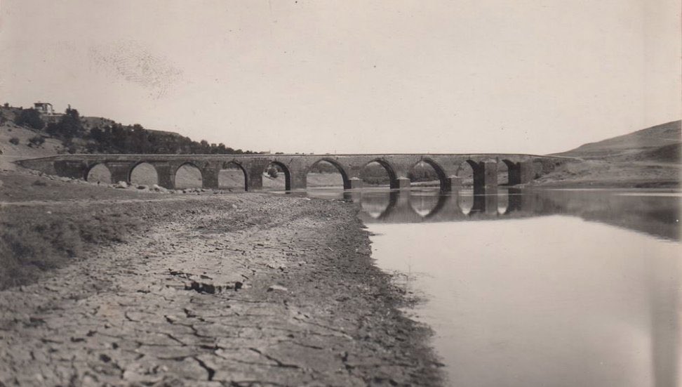 ''Dicle nehrinin ismi Med dilinde ok anlamına gelen TİGHRA'dan gelir ki, bu da günümüz Farsça ve Kürtçesinde ok için kullanılan 'tîr' ile eşanlamlıdır.'' Tarihçi ve Dilbilimci E. B. Soane 1909.