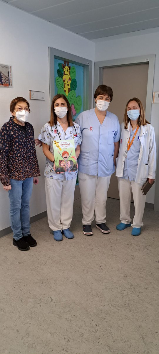 LupusCantabria's tweet photo. Lourdes entregó el Cuento “El mejor paraguas del mundo” en la planta de Pediatría del @HUnivValdecilla 
Lourdes Álvarez con Sonia Mateo, Supervisora de Pediatría, María Sáez De Arana, Supervisora del área Materno Infantil y Mercedes Lázaro, Subdirección de Enfermería.
@Felupus https://t.co/oSqQHmLWqi