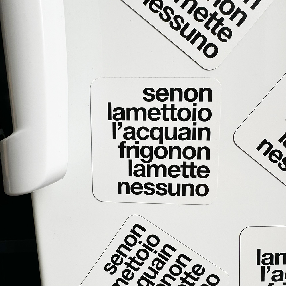 tutta la passivo-aggressività dei tuoi genitori racchiusa finalmente in una calamita da frigo: