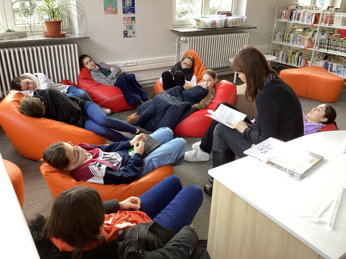 cdijean23's tweet photo. Nuits de la lecture autour de la thématique "Le Corps" au 3C @JeanXXIIIMetz. Aujourd'hui temps de lecture et sieste contée pour les collégiens. 
Les élèves ont adoré Les gens sont beaux de Baptiste Beaulieu @BeaulieuBap, illustré par @qinleng aux éditions @les_arenes https://t.co/6PCpJJZfVS