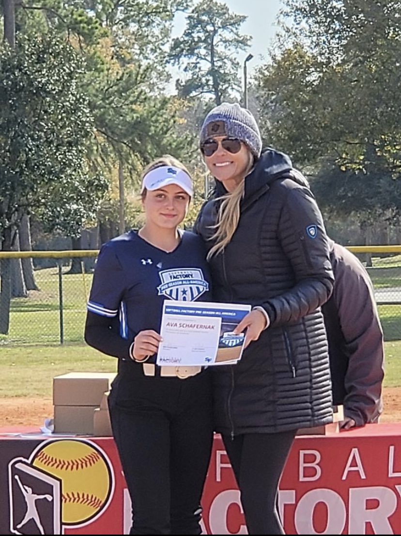 avascafernak's tweet photo. Last weekend I was back with @SoftballFactory at the PSAA in Houston, Texas. I always learn so much and have the best time with new and old friends and always come back better. I always got the opportunity to meet and learn from @JennieFinch which was so cool. Thank you! https://t.co/tVqHYoaYMK