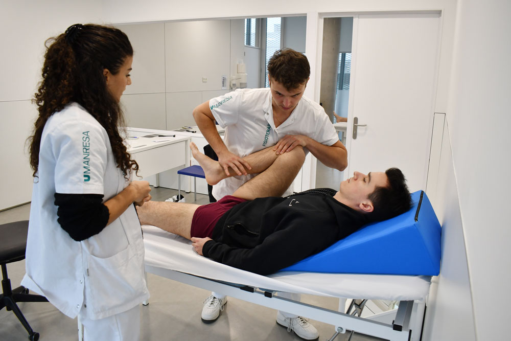 UManresa's tweet photo. SALUT | Futurs podòlegs i fisioterapeutes aprenen a treballar conjuntament en les primeres simulacions interdisciplinàries d’UManresa d’aquests estudis 

https://t.co/WRrgKaulHU 

#fisioterapia #podologia #simulació https://t.co/J4pvZcuLU9