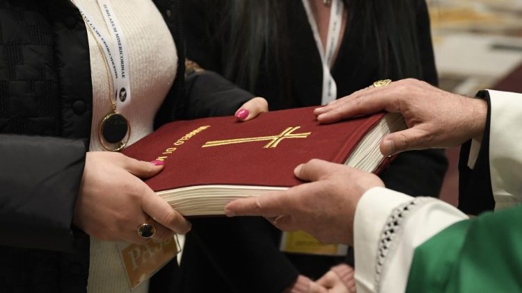 LaityFamilyLife's tweet photo. EN:
#WordofGodSunday, #21January 2024: 
Lay #men and #women will be instituted as Lectors and Catechists. The #ministeriality of the #layfaithful enriches and brings new energy to the ordinary pastoral work of the Church and its mission, in the service of the world. https://t.co/005NZcG7cp