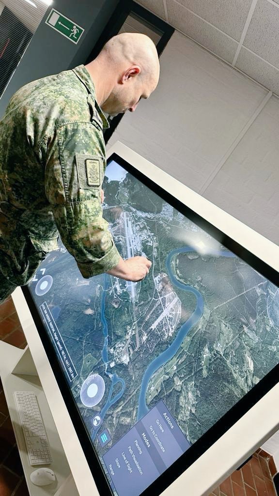 korpsmariniers's tweet photo. TNO heeft met programmabureau #ForceDesign vandaag de inzetgebieden van het Korps Mariniers in #Noorwegen gedigitaliseerd en inclusief hardware opgeleverd. Hier kunnen mariniers mee testen tijdens wintertraining en Nordic Response in aanloop naar een nieuwe manier van opereren. https://t.co/rtNuQzWMXm