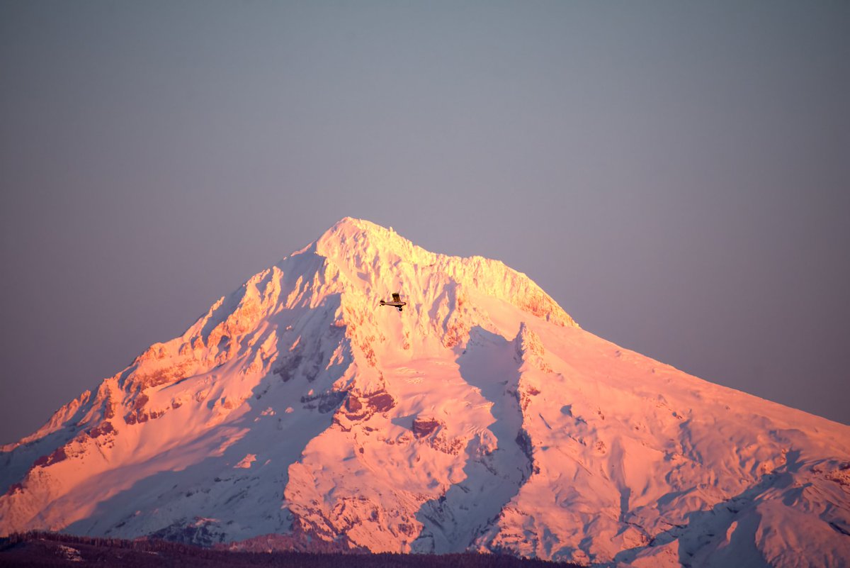 ConnorTomlin98's tweet photo. A shot of Mount Hood at sunset from a recent trip to the PNW https://t.co/NnvWhqnjN5