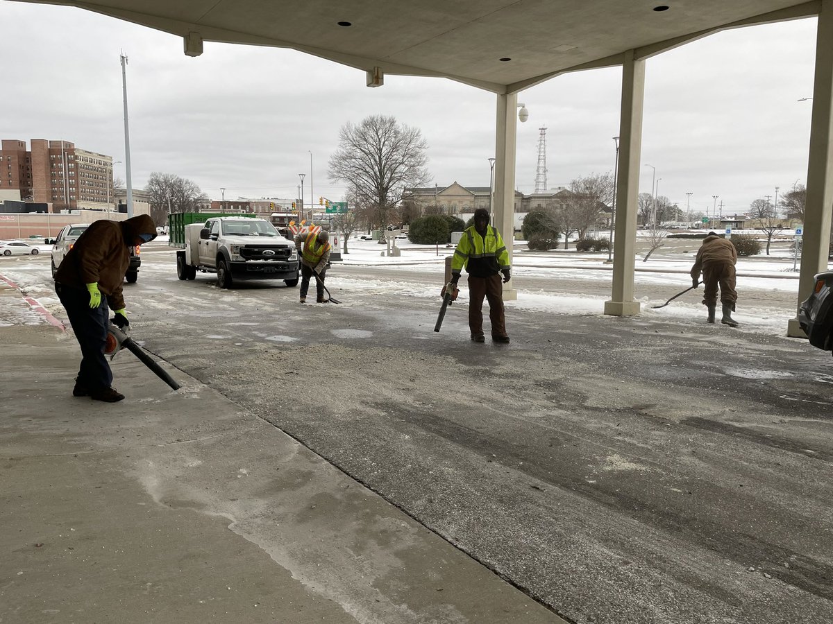 JacksonTNPolice's tweet photo. Thank you to our City of Jackson, TN Street Department for their work in clearing the Civic Center parking lot as we prepare for the funeral service for Sgt. Olden. #jacksontn #appreciationpost #streetdepartment https://t.co/uKIkLT4U2q