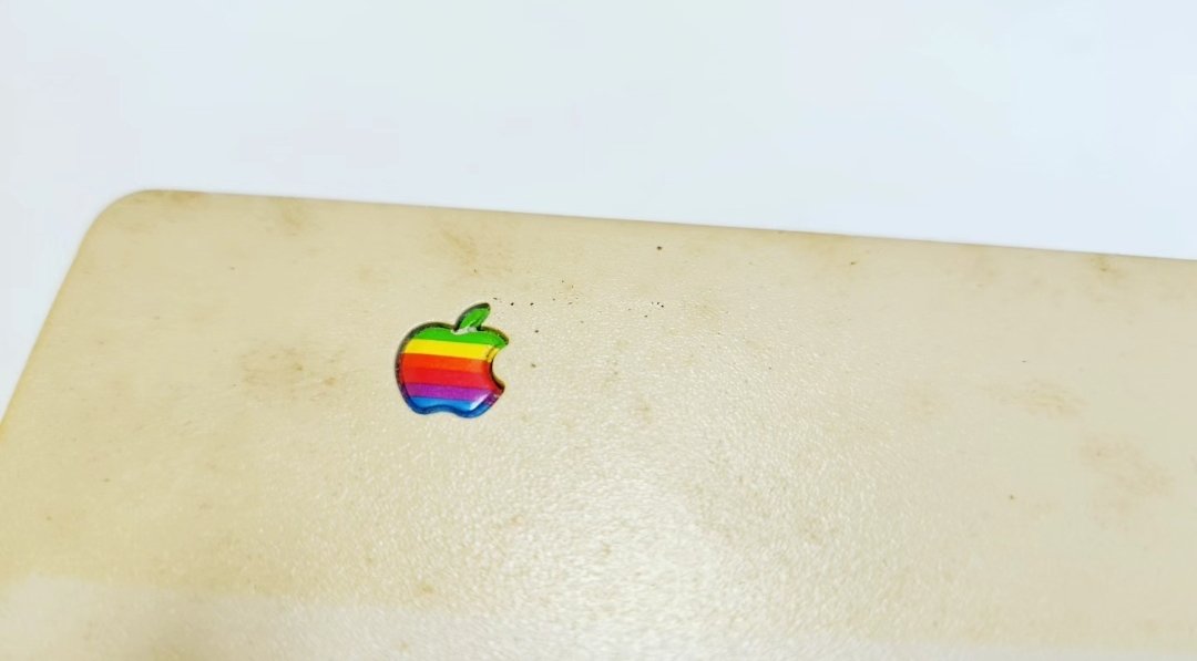ShinHumCho's tweet photo. Cleaning out some very old boxes around the lab. Students and I were very surprised to find a classic Mac. Was really interesting to see the same DRAMs then and now. PC was old as I am. And older than the students for sure. https://t.co/vkXxRsy8P8