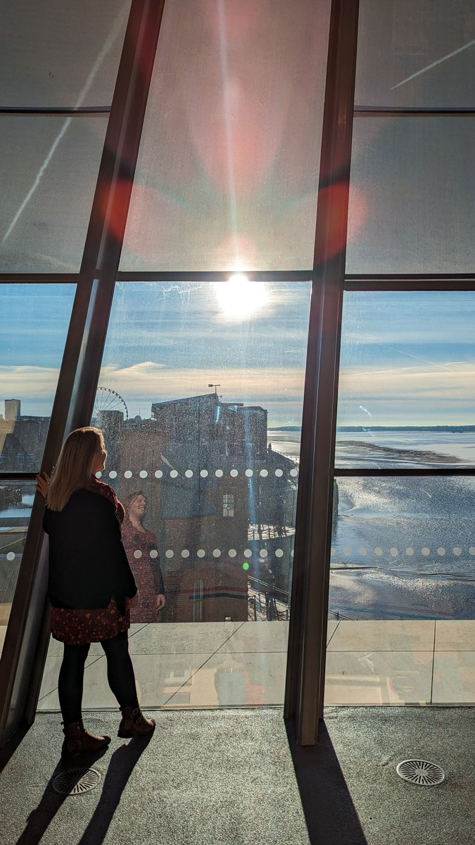 Fun, frosty winter city break in #Liverpool with @RadissonRed (AD) 🩵💙 The view on the right is from the Museum of Liverpool - walking distance from the stunning #RadissonRED hotel (left) 😍