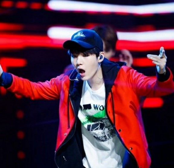aniedogoo's tweet photo. yoongi on 21st century girls 161013 AAAAAAA pls i need this yoongi back https://t.co/aWojbtzbh9