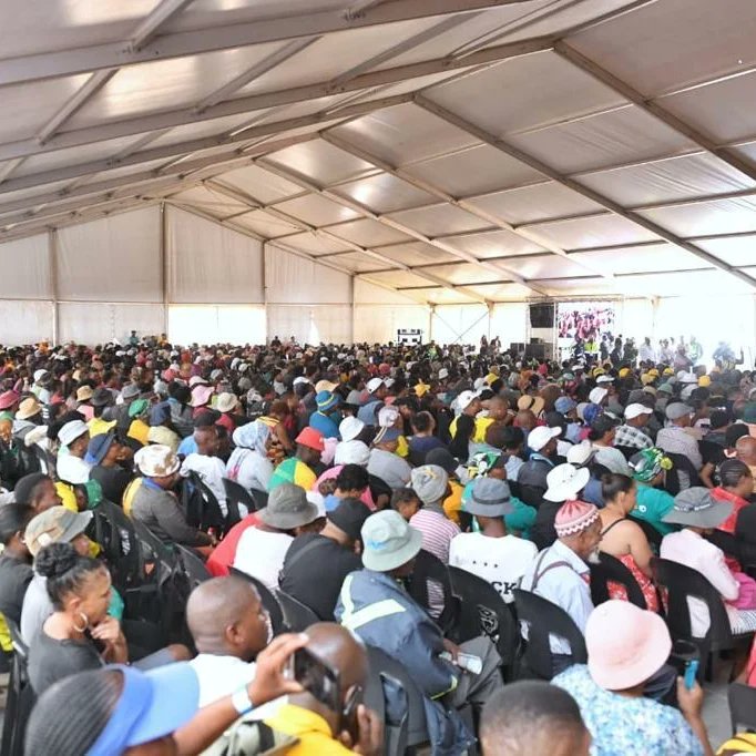 dr_zsaul1's tweet photo. Very successful launch by President Cyril Ramaphosa of the Northern Cape R1 Billion Housing Project in Roodepan, Kimberley. More than 15 000 people in attendance. Thanks to the community of Kimberley and the surrounding towns for this massive attendance🙏🙏🙏 https://t.co/rtGwVPX0JK