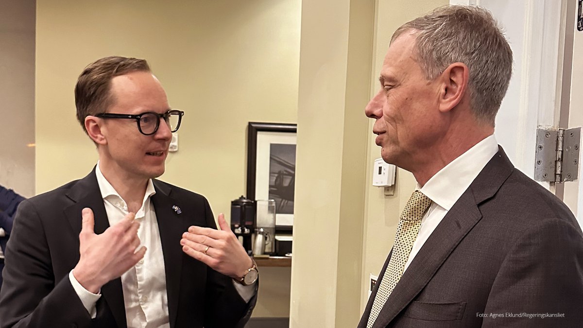 Utbdep's tweet photo. "I vÀntan pÄ att fÄ se @astro_marcus rymdfÀrd trÀffade jag Sveriges första astronaut @CFuglesang för spÀnnande samtal om #rymden" - @matsperspektiv https://t.co/dCi2Ct6Fh3