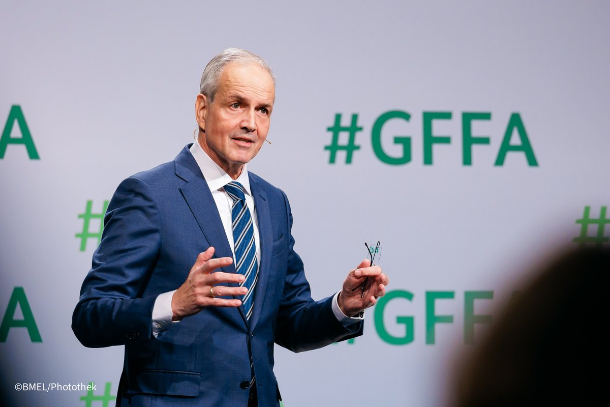BMLEH_Bund's tweet photo. „Die Aufgabe von uns Landwirtschaftsministern ist es auch, unseren Beitrag zu leisten: Zum Recht auf Nahrung, zum Kampf gegen die #Klimakrise & damit zur Stabilität der Welt – mit starken liberalen Demokratien." - @cem_oezdemir beim #HighLevelPanel des #GFFA mit der @MunSecConf. https://t.co/pZz3p4MGtW