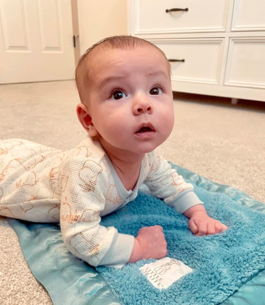 annnneXO's tweet photo. Jasmine oolong and a good book before my toddler wakes up and chooses chaos today. I miss when he was this small😭 https://t.co/X38NTojxkN