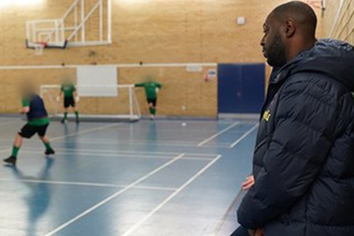 Ledley King celebrates the success of the Foundation's prison programme delivered with the Twinning Project at HMP The Mount. 10 participants earned the qualification &amp; Spurs ambassador Ledley King  came to see them in action and present certificates. ow.ly/BtSr50Qs5c2