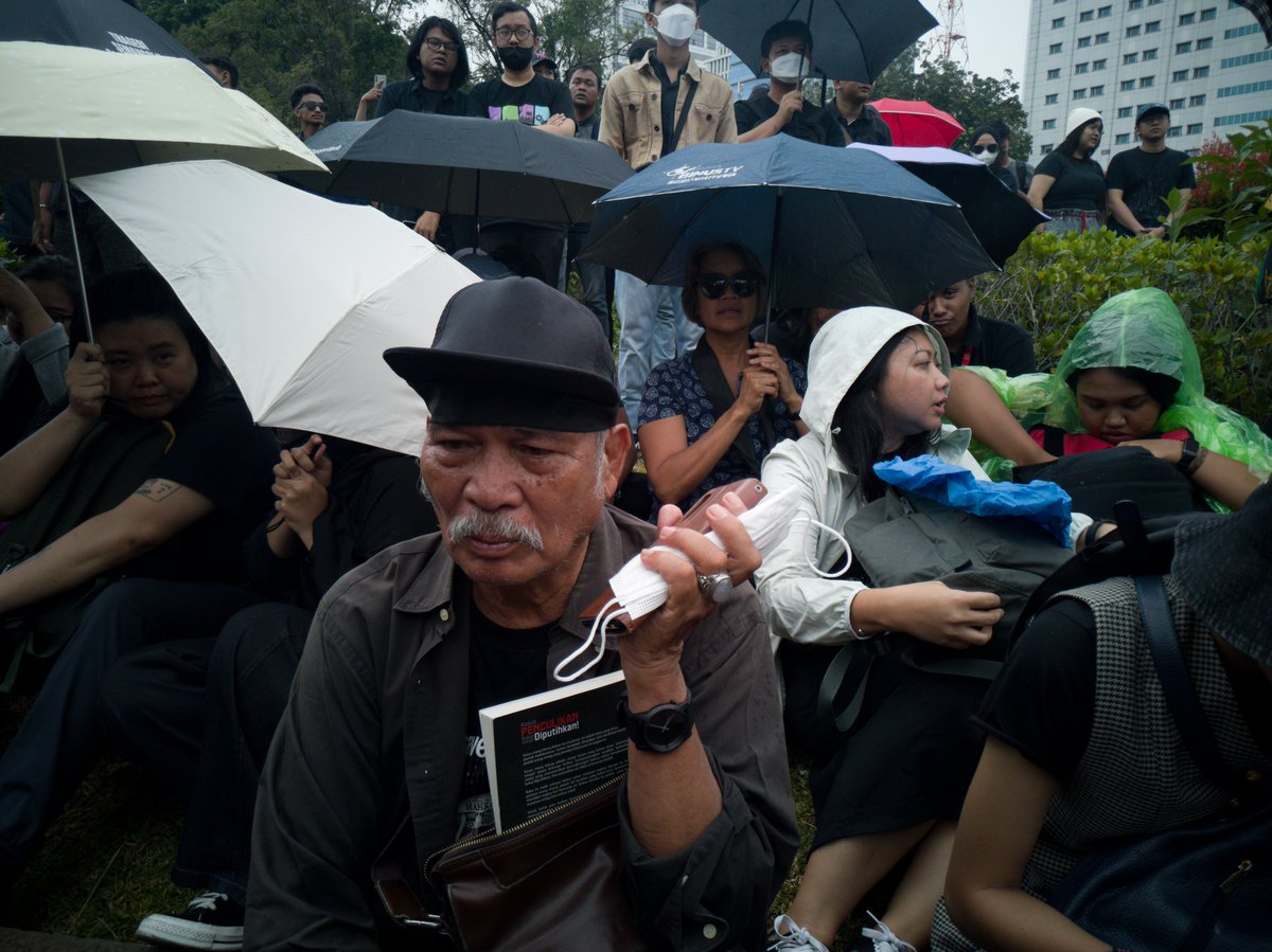 gusghulam's tweet photo. Saya sempat ngobrol bareng Pak Ian, bapak Ucok Munandar yang diculik dan belum pulang sejak 98. Beliau bilang, bagaimana mau ikhlas, sementara nama Ucok masih ada di KK. Negara tak berani mencoret nama anaknya sejak kematiannya belum dipastikan. Nasibnya digantung begitu saja. https://t.co/7qE8hyGBEP
