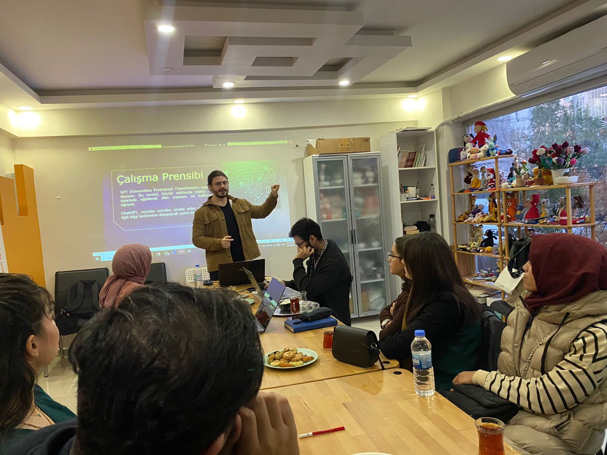Bugün derneğimizde gerçekleşen ChatGPT semineri muhteşemdi! Yapay zeka dünyasında neler olup bittiğini ve ChatGPT'nin sunduğu sınırsız fırsatları öğrenme şansını yakaladık. Geleceğin iletişimini şekillendiriyoruz! #ChatGPT #YapayZeka