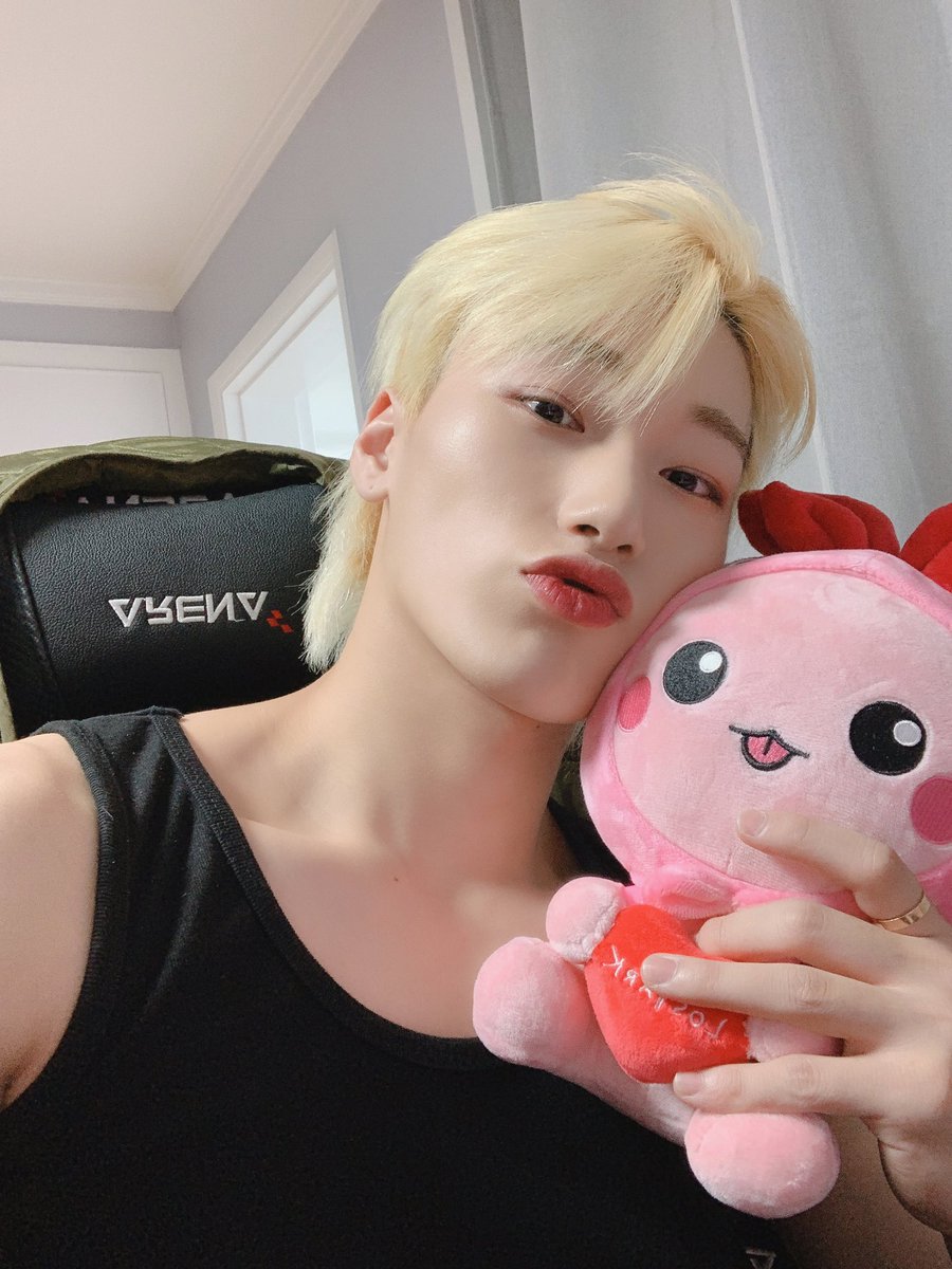 ✮⋆˚｡ san holding plushies ⋆｡°✩

~ a devastating thread ~