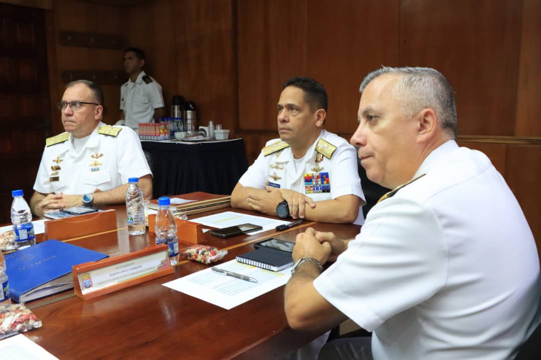 Desde el Comando Gral de la <a href="/ArmadaFANBVzla/">Armada_ve</a>, el Primer Timonel ALM @NeilVillanv, encabezó reunión con el #EMN y el Jefe del Servicio de Alimentación y Comisariato, fin verificar el plan de menú y suministrar las provisiones para satisfacer la demanda alimenticia del Componente.
