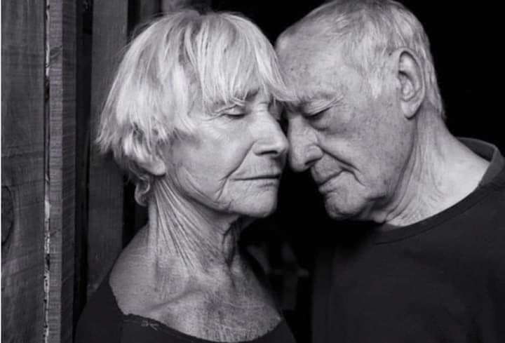 Олон жил ханилсан хүмүүсийг хараад та нар тэд ямар АЗТАЙ юм бэ гэж боддог. Гэвч гэр бүлийн харилцаанд аз гэгч зүйл байдаггүй.

Тэд бие биедээ олон удаа буулт хийж, бие биенийхээ бурууг хүлцэн өнгөрүүлдэг. Тэд нэг нэгнийхээ олон алдааг уучилж, мөн олон асуудлыг нь тэвчдэг. Ийнхүү