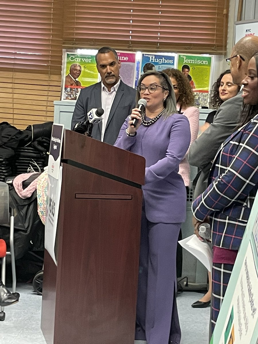 CommunityK2's tweet image. NYC Schools Chancellor David C. Banks, NYC Kids RISE Executive Director, Deborah-Ellen, Bronx borough president, Vanessa Gibson, New York State Assembly member  Yudelka Tapia, CSD10 Superintendent Dr. Hulla 
Gathered with the families of  P.S85 to celebrate #Scholarshipmonth