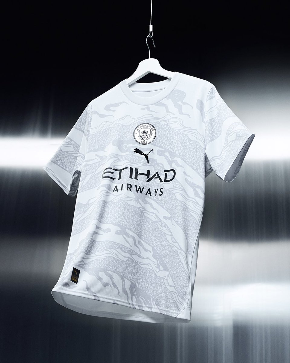 Premier League 🏴󠁧󠁢󠁥󠁮󠁧󠁿 on X: 🚨 𝗢𝗙𝗜𝗖𝗜𝗔𝗟 : El 🏴󠁧󠁢󠁥󠁮󠁧󠁿 Manchester  City ha lanzado una camiseta de edición especial para celebrar el Año Nuevo  chino.  / X