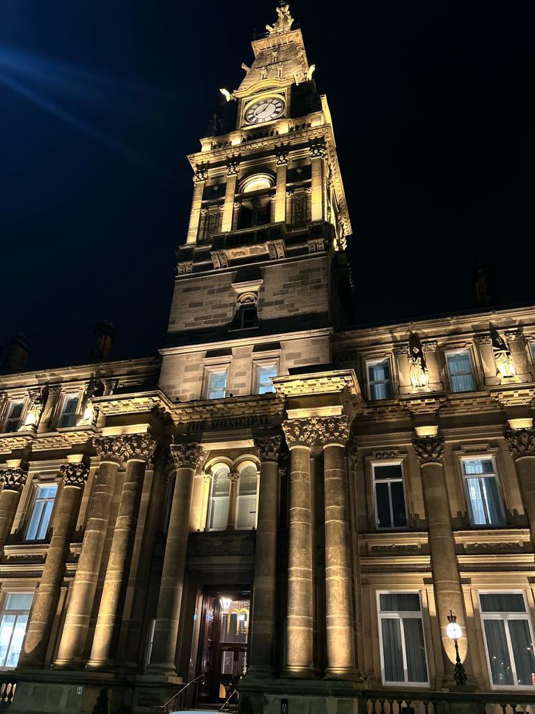 StoneCentralNW's tweet photo. The historic Municipal Building in Liverpool, looking resplendent against the nighttime sky. 
The facade was restored back to its former glory by our team of masons, with the work completed in 2023. https://t.co/iY6vwwNJoi