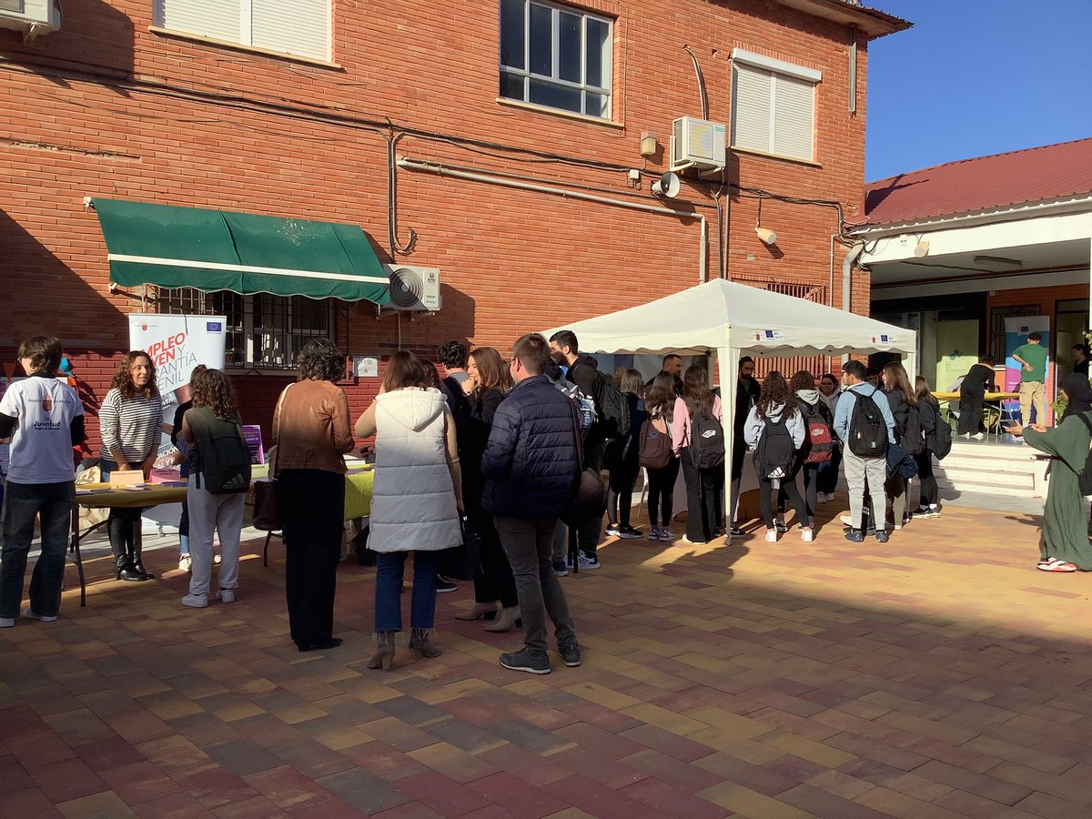 ℹ️La Dirección General de Juventud ha participado en las #IIIJornasInfórmate #IESPoetaJuliánAndúgar <a href="/AytoSantomera_/">Ayuntamiento de Santomera</a>  #redsij #Información #mundojoven