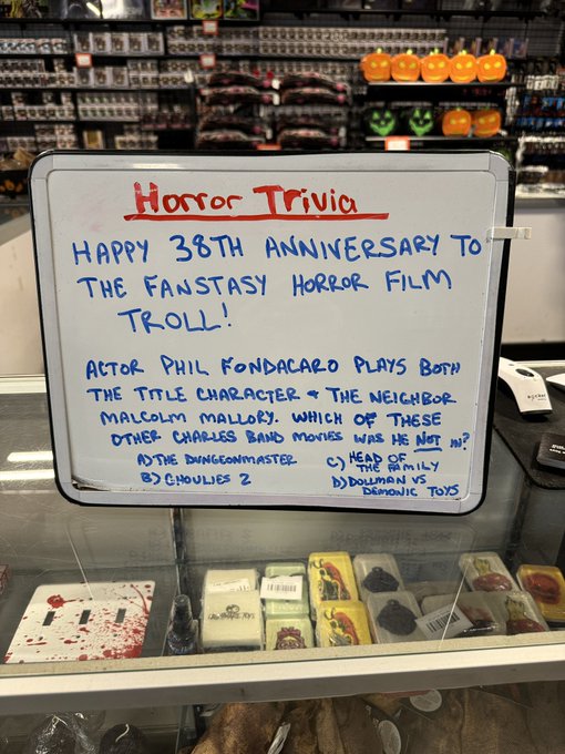 Morning Horror Trivia!! Do you know??!! 🤘🏻🖤👻 #TRIVIA #goodmorning #horrorfan #HorrorCommunity https://t<a href="/tag/trivia"class="tags">#TRIVIA</a><a href="/tag/goodmorning"class="tags"><span>#goodmorning</span></a><a href="/tag/horrorfan"class="tags"><span>#horrorfan</span></a><a href="/tag/horrorcommunity"class="tags"><span>#horrorcommunity</span></a>