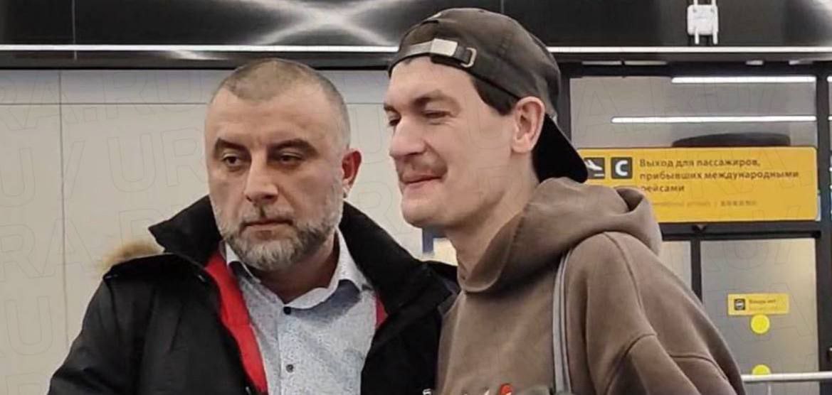 11NES5dfhcY5yHC's tweet photo. Гомик-комик Сашка Гудков вернулся в РФ.Он в Моск.аэропорту Шереметьево
Сообщалось-Гудкову грозил тюремный срок за клип«Я узкий»,он пародировал песню Shaman«Я русский»-"Мне стыдно,что я родился 24 февр.",был замечен в Латвии,собирали деньги для 404
Простили клоуна, получается? 🤡 https://t.co/23DnTp2ASe