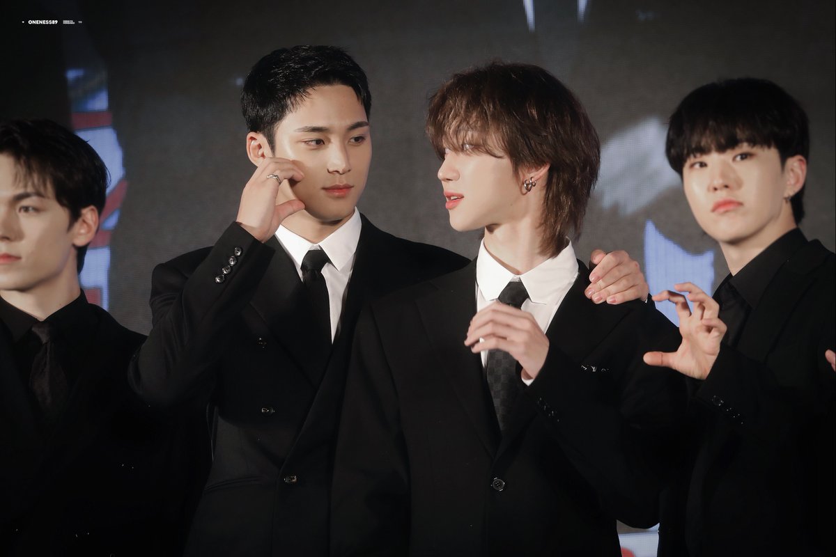240118
🐶🐸
#규잇 #gyuhao
#민규 #MINGYU #ミンギュ
#디에잇 #THE8 
#서명호 #徐明浩 #ミンハオ