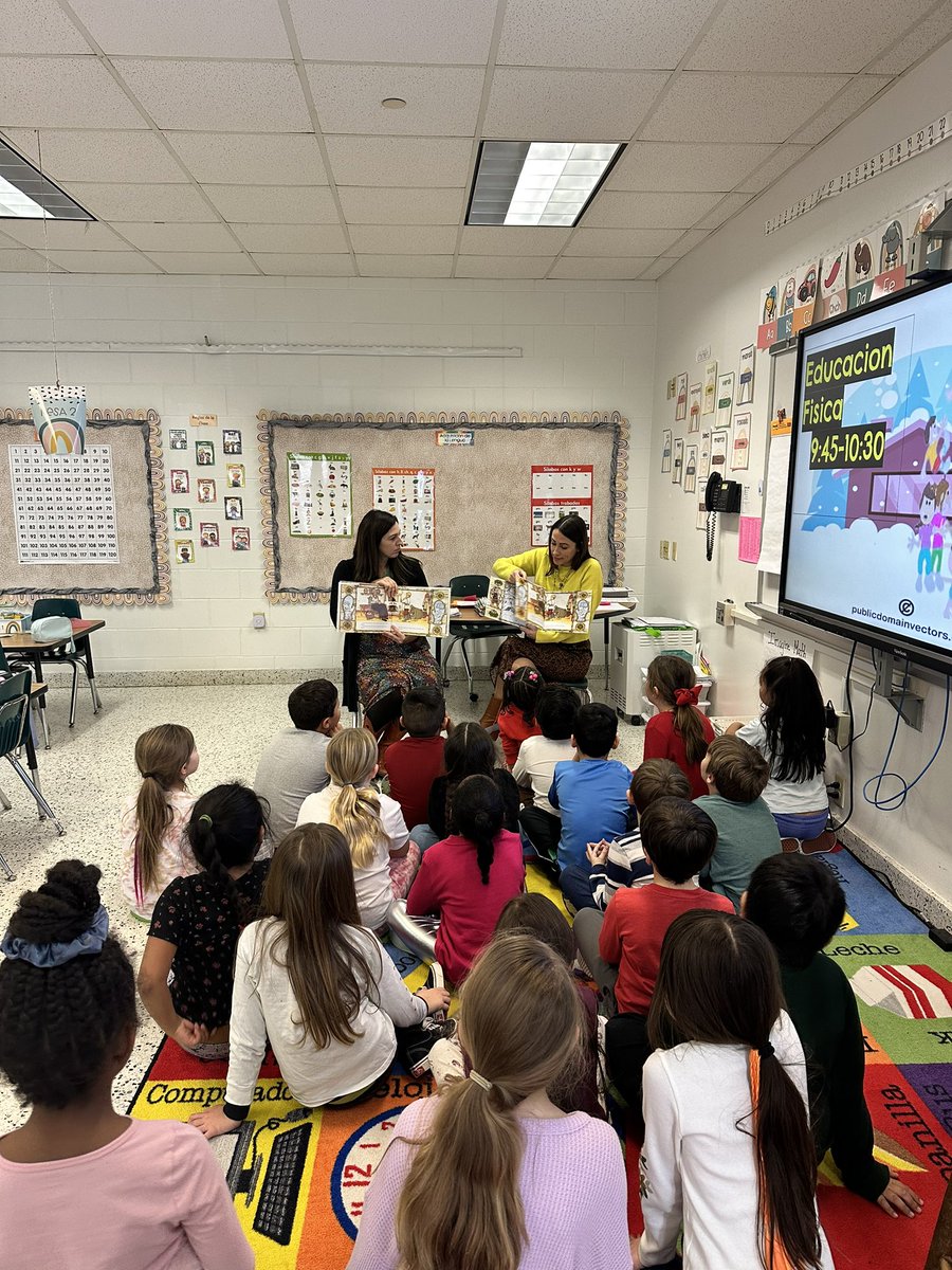 mrsjimenez452's tweet photo. Que padre cuando DLI recibe visita de @ProfeRach y @kelly_arble para leer libros en español y en inglés! @twinjamom @WTCookeSchool #DLIschool https://t.co/dUxvKMGRLq