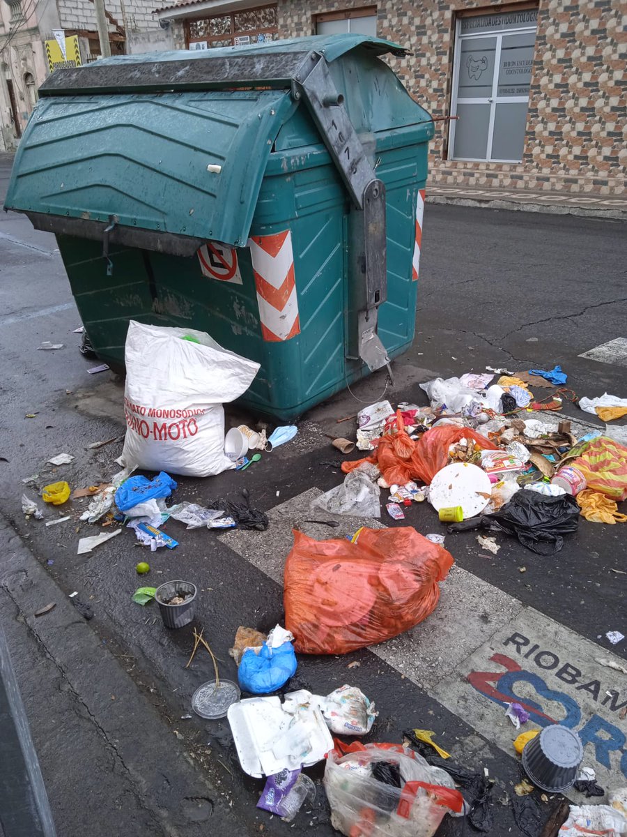 digvas's tweet photo. Estimado @johnvinueza de acuerdo con su intervención en la hora cívica del lunes 8 de enero, en el sector de La Panadería e urgente cumplir una estrategia entre @MuniRiobamba y vecinos para solucionar esta situación de insalubridad. Foto de la calle García Moreno y Junín. https://t.co/hT5IvQj3Dv