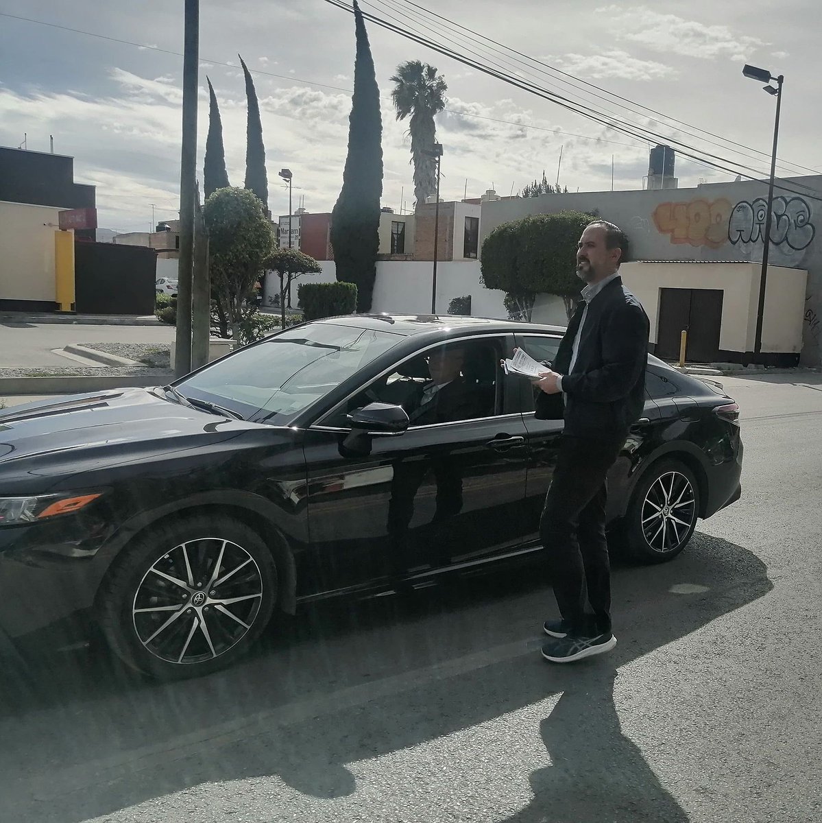 Esta mañana estuve repartiendo mi segundo informe legislativo. Agradezco a todos los que se tomaron el tiempo para recibirlo. ¡Seguimos trabajando juntos por el bienestar de nuestra comunidad! 📄🏛️ #InformeLegislativo #2AñosDefendiendoaMexico #YoSiRegreso