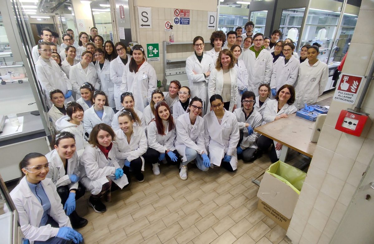 Pic of the last day in the lab at @LaStatale! #CTF students👨‍🔬👩‍🔬 Good luck for your future career guys (and for the exams😉) #Teaching #chemistry #PIlife