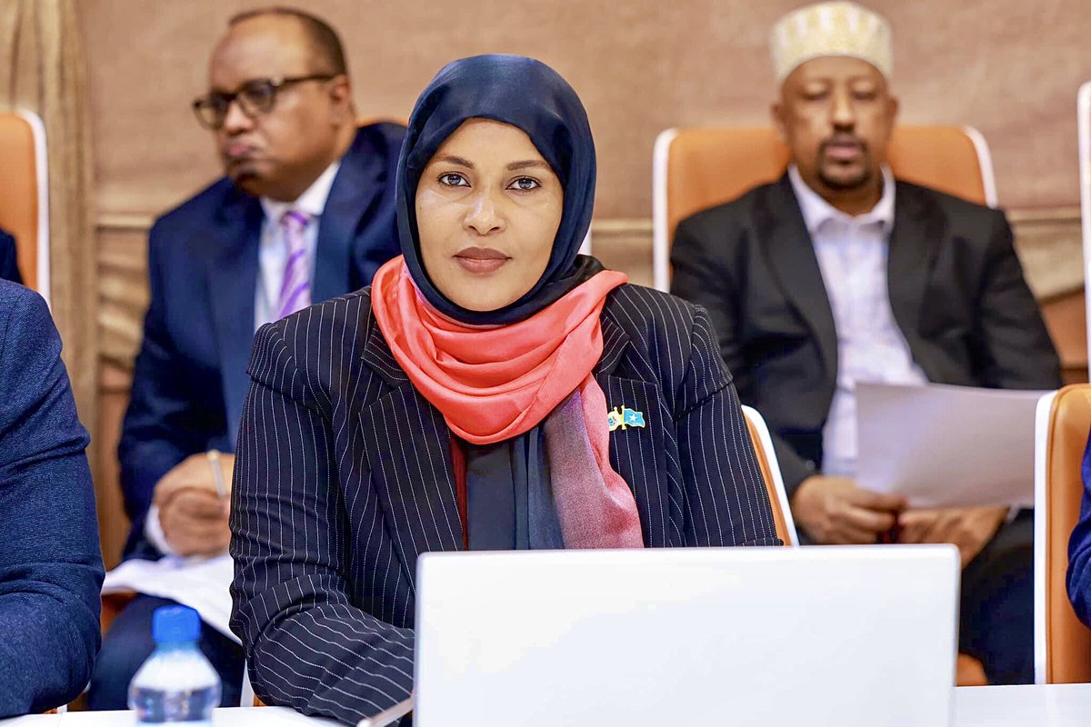 Abdi81464889's tweet photo. I see nobody is talking about the excellent job this woman is doing 
@fardowsaegal the minister of transport and civil aviation of the republic of Somalia 🇸🇴 

I congratulate her excellent work and commitment #NotAnInch 

I call her hawo xorayso😁✅ https://t.co/tYkLUm7ad5