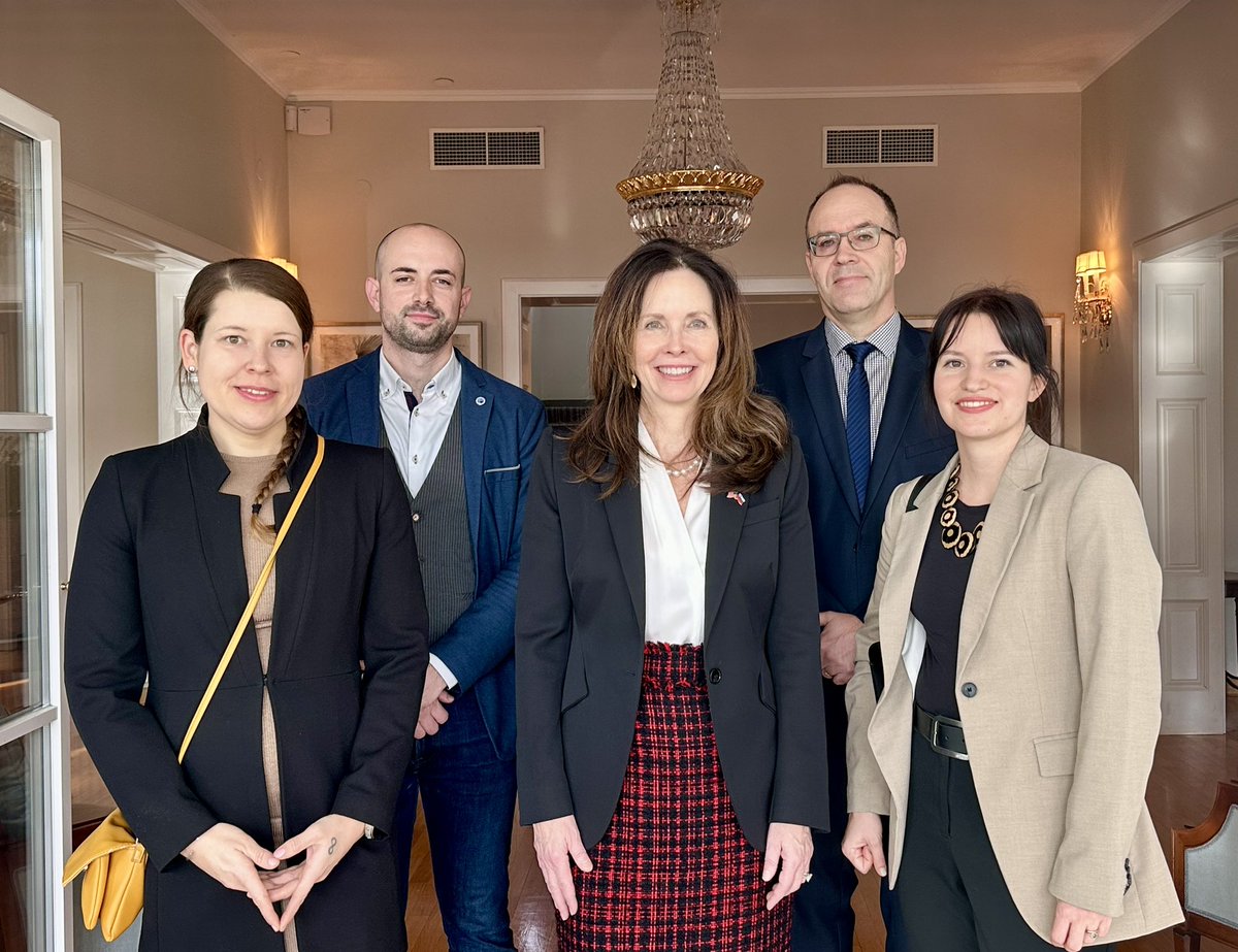 Today I met with four brilliant Slovenes who recently returned from @FulbrightPrgrm fellowships in the United States. Incredibly inspiring to hear how our partnerships in higher education power research and innovation in both countries! #FulbrightAlumni