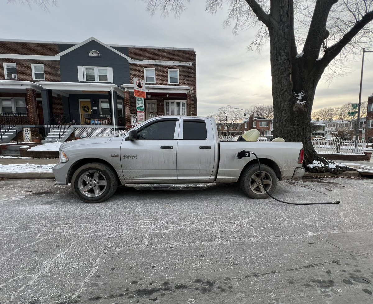 TukeJonathan's tweet photo. I would love to know the story here. #KingmanPark https://t.co/JXaUoKyZQf