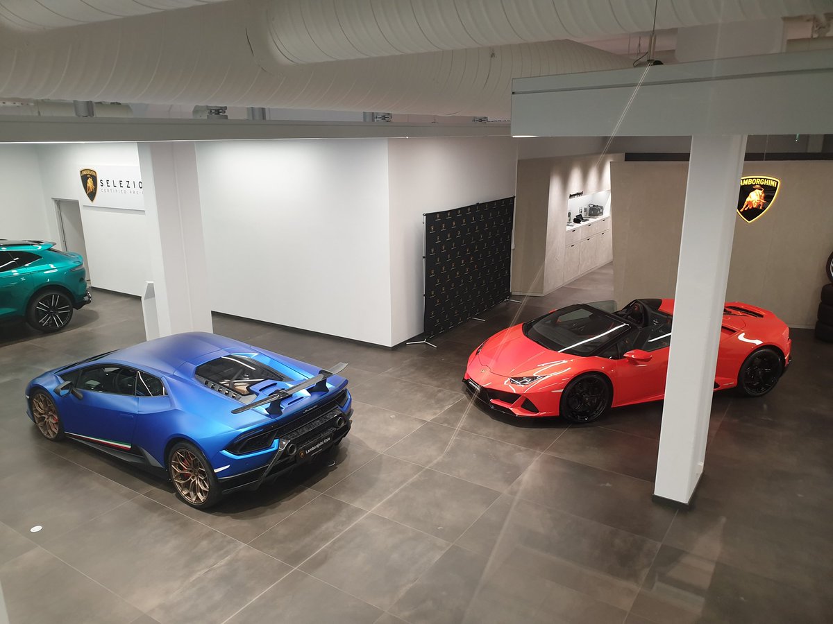 Lost0nLand's tweet image. Shopping for a new daily driver today 😅 Not a big deal....

#Lamborghini #Bentley #DailyDriver