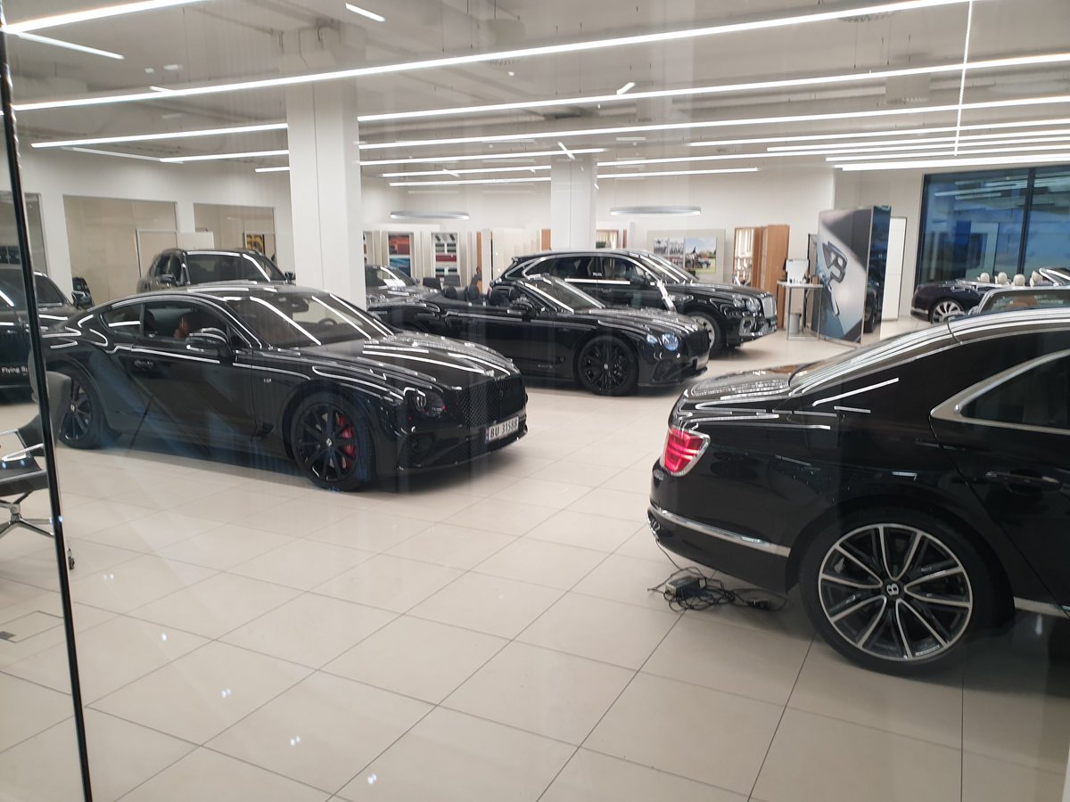 Lost0nLand's tweet image. Shopping for a new daily driver today 😅 Not a big deal....

#Lamborghini #Bentley #DailyDriver