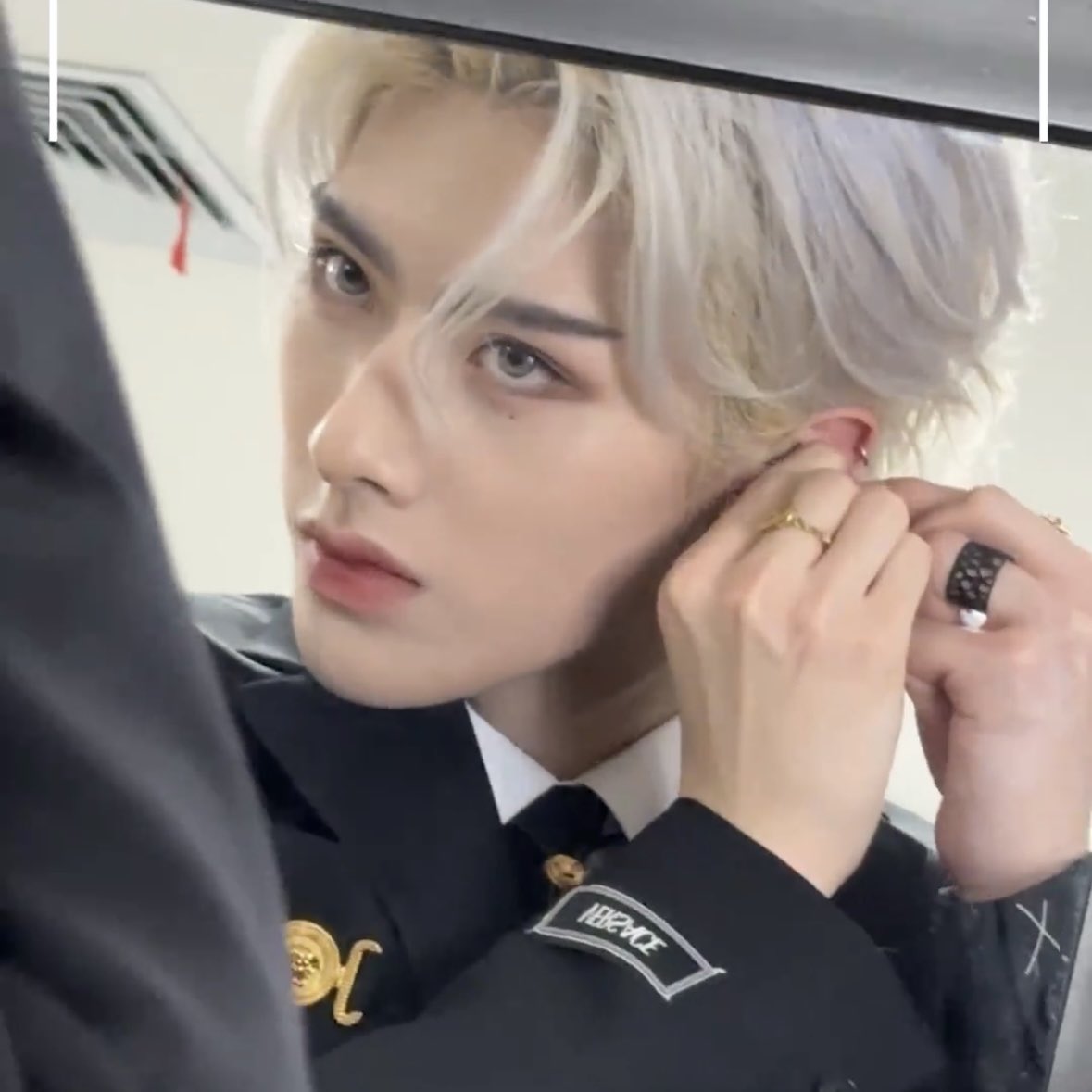 gyubrik with mirrors.. lipstick and earrings 💓