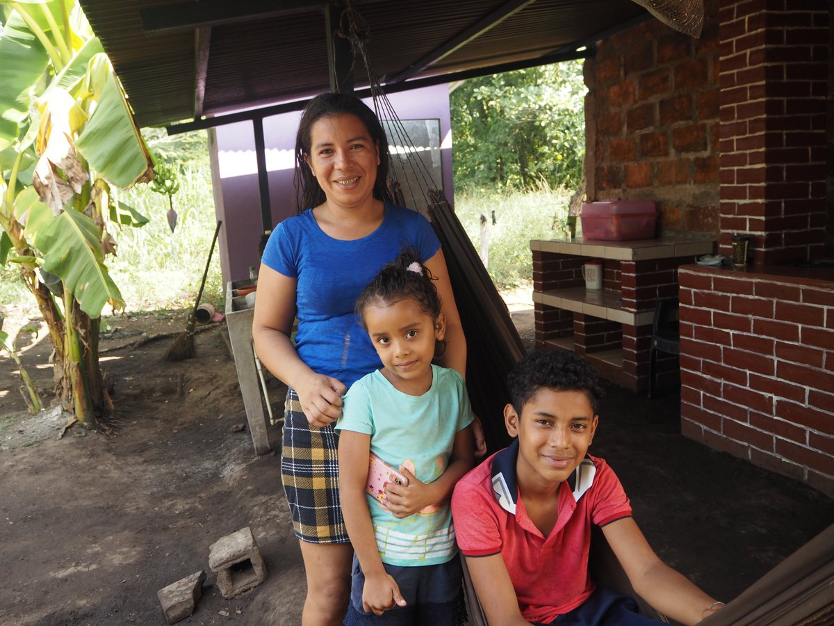 AmigosForChrist's tweet image. Reyna and Ester are neighbors in the community of El Pedregal who have been using their new Clean Air Kitchens for 2 weeks.  And every day - they're thankful to not be inhaling smoke.

Thank You Amigos Family!

#CleanAirKitchen #RespiratoryDisease #RuralNicaragua