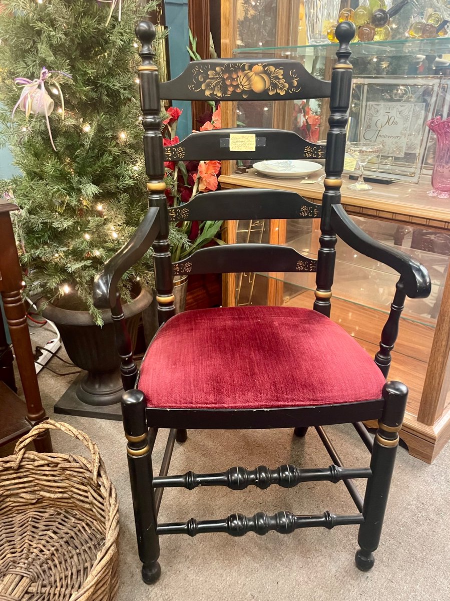 Check out this beautiful gilded chair with red velvet in booth 552!
Please call for purchase & availability
.
.
.
#AntiqueTrove #ScottsdaleAntiqueTrove #retro #vintage #antique #MidCenturyModern #AntiqueStore #MCM #VintageFurniture