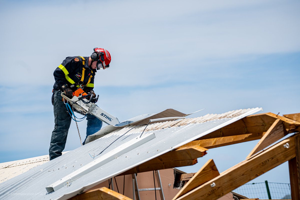 riisc_7's tweet image. Les équipes de l&apos;#UIISC7 sont à pied d&apos;œuvre aux côtés du @sdis974, des @MarinsPompiers et des sapeurs-pompiers pour venir en aide aux habitants de l&apos;île de la Réunion. Ce mercredi, Monsieur @GDarmanin accompagné du @DG_SecCivile, nous ont fait l&apos;honneur de leur visite 🤝