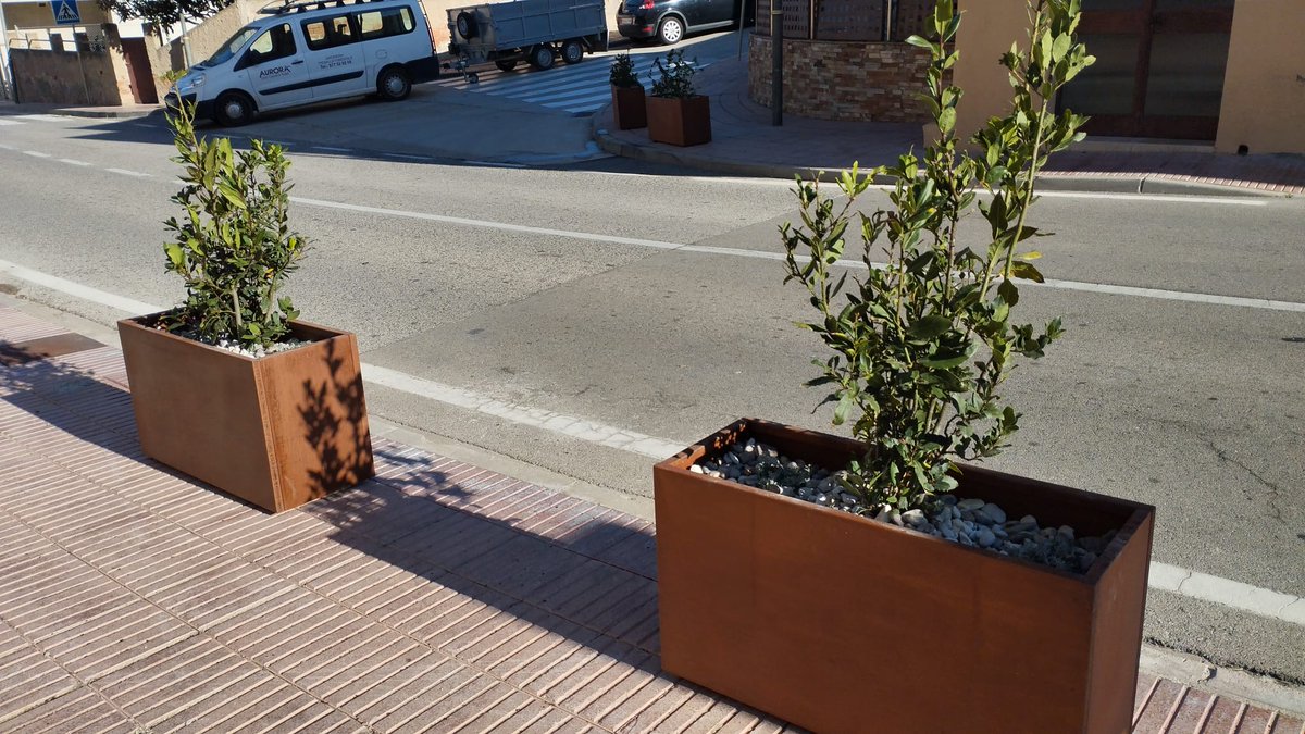 auroracet's tweet photo. 🪴 Desembre vam plantar a #Perafort unes torretes amb planta autòctona, resistent a la sequera i amb baixos requisits hídrics. La presència de vegetació a les nostres viles aporta beneficis per a la nostra salut i entorn, a part de millorar el nostre paisatge urbà!
#Jardineria https://t.co/q7qmHJeGaP