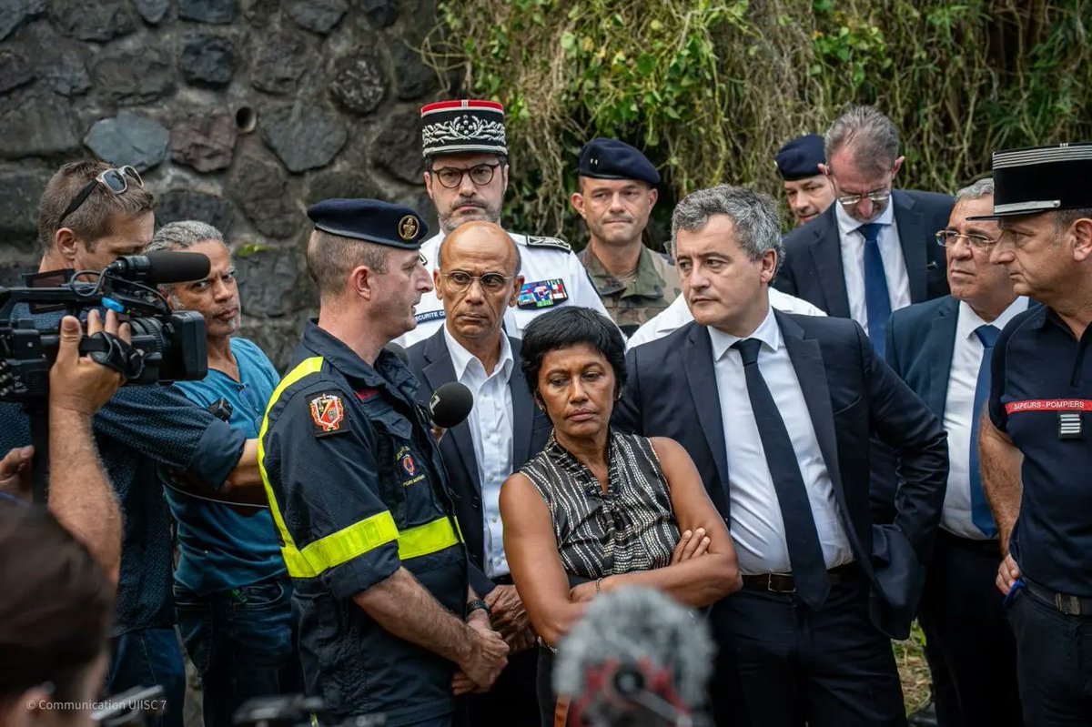 riisc_7's tweet image. Les équipes de l&apos;#UIISC7 sont à pied d&apos;œuvre aux côtés du @sdis974, des @MarinsPompiers et des sapeurs-pompiers pour venir en aide aux habitants de l&apos;île de la Réunion. Ce mercredi, Monsieur @GDarmanin accompagné du @DG_SecCivile, nous ont fait l&apos;honneur de leur visite 🤝