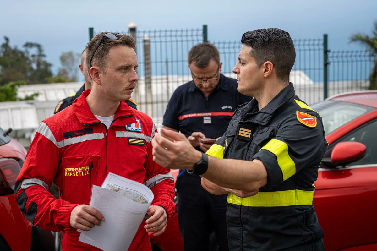 riisc_7's tweet image. Les équipes de l&apos;#UIISC7 sont à pied d&apos;œuvre aux côtés du @sdis974, des @MarinsPompiers et des sapeurs-pompiers pour venir en aide aux habitants de l&apos;île de la Réunion. Ce mercredi, Monsieur @GDarmanin accompagné du @DG_SecCivile, nous ont fait l&apos;honneur de leur visite 🤝