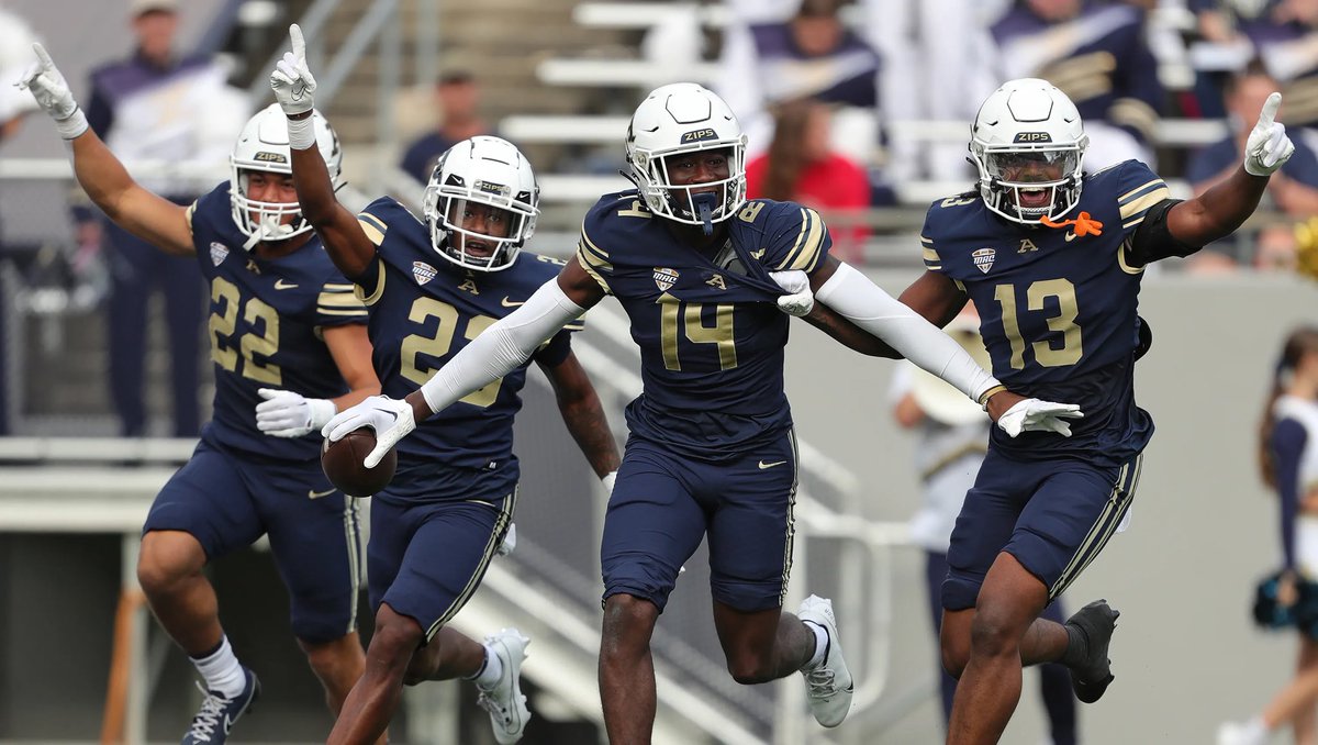 After a great conversation with @Nrenna this morning, excited to say I’ve received an offer from The University of Akron!! @williehayes47 @GPocic @C4eliteJ @HSFBscout @EDGYTIM @LemmingReport