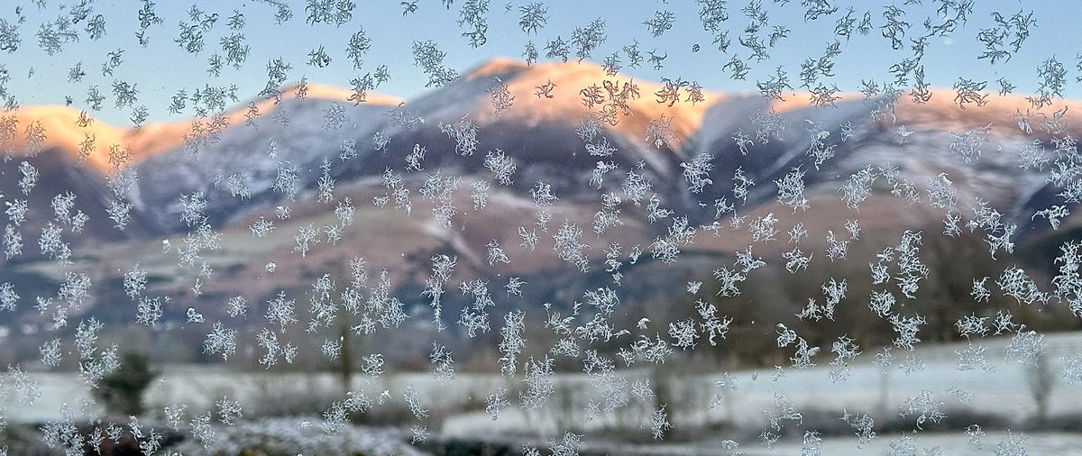 Office window goals. First light on Skiddaw this morning. <a href="/CumbriaWeather/">ᴄᴜᴍʙʀɪᴀ ᴡᴇᴀᴛʜᴇʀ</a> #lakedistrict #coldweather #keswick