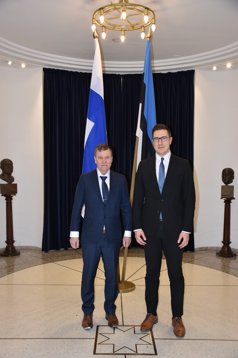 kaitsemin's tweet image. 🇪🇪🤝🇫🇮: kaitseministeeriumi kantsler @KustiSalm võõrustas täna Tallinnas oma #Soome kolleegi Esa Pulkkineni, et arutada kaitsekoostööd, mille süvendamist võimaldab nüüd ka põhjanaabrite mullune ühinemine NATO-ga ⚔️.

kaitseministeerium.ee/et/uudised/sal…