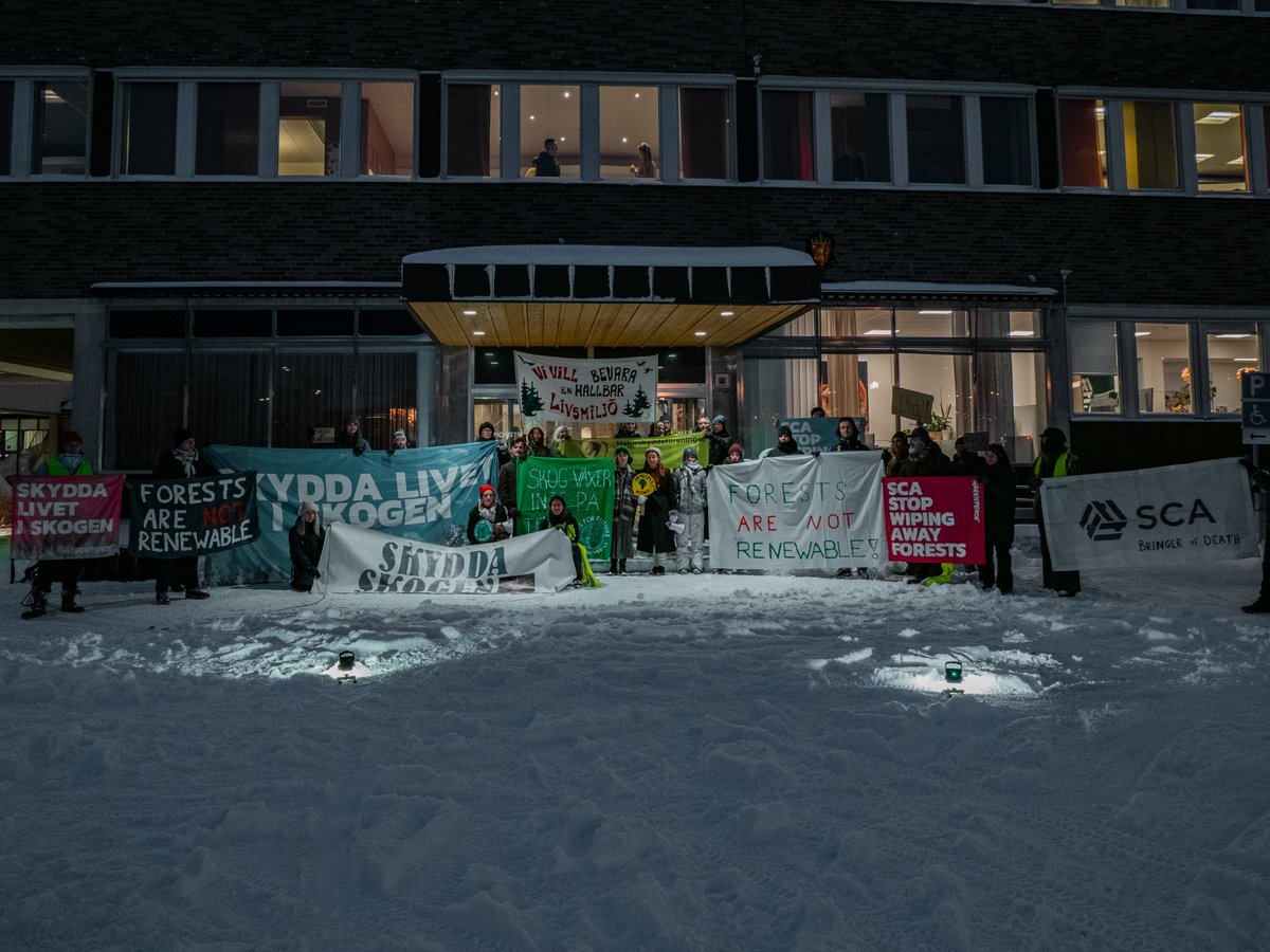 Demonstration mot @SCAecosystem idag. Vi kräver ett stopp för deras expansiva kalhyggesbruk. SCA måste ställa om totalt och sätta klimat, miljö och urfolksrätt främst. Skog växer inte på träd. #SCAndal #ForestsAreNotRenewable Läs det öppna brevet här: skyddaskogen.se/wp-content/upl…